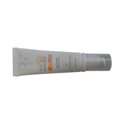 کرم ضد آفتاب بژ روشن SPF50 رویال فم مناسب پوست چرب و مختلط حجم 50 میلی لیتر
